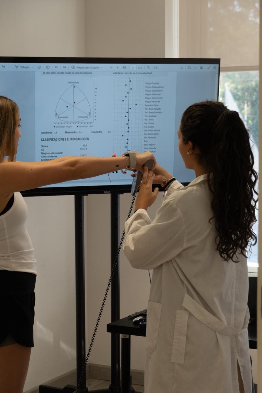 Amparo Vega realizando una evaluación nutricional